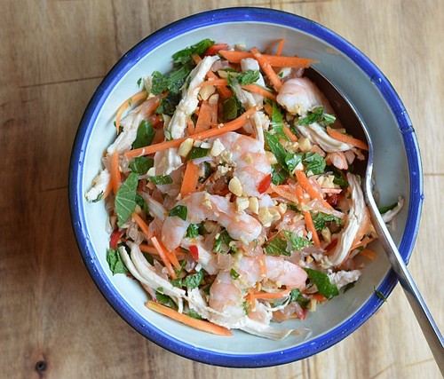 Pomelo with shredded chicken and prawn salad - ảnh 2
