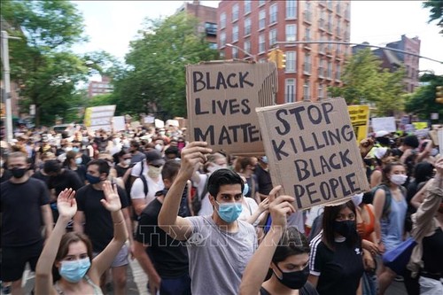 Americans are protesting long-standing racial inequalities - ảnh 1