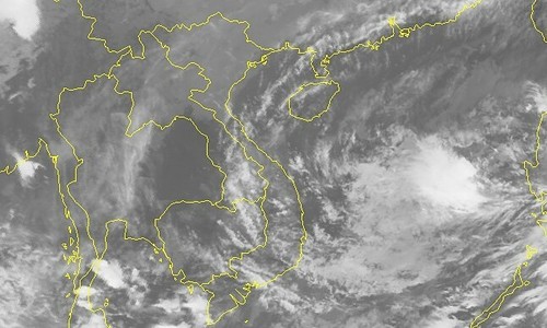 Storm Goni enters East Sea, heads for storm-battered central Vietnam - ảnh 1