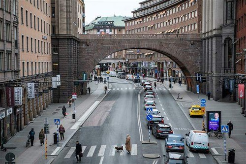 Sweden slashes gatherings of 300 people to 8 as COVID-19 cases surge - ảnh 1