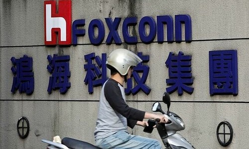 Foxconn makes first batch of display screens at Vietnam plant - ảnh 1