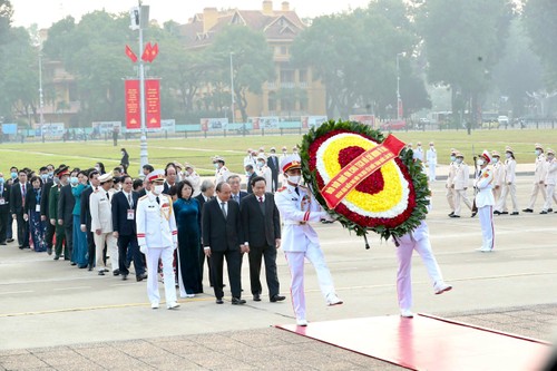 National Patriotic Emulation Congress delegation pays tribute to President Ho Chi Minh - ảnh 1