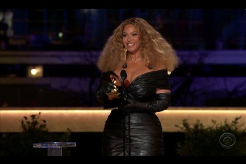 Beyonce, Taylor Swift make Grammy history as women dominate big prizes - ảnh 1