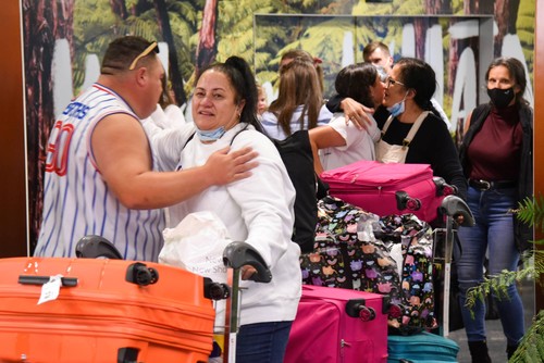 Families reunite as Australia-New Zealand 'travel bubble' begins - ảnh 1