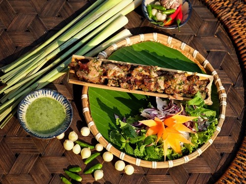 Grilled pork in bamboo tube, a specialty of the Central Highlands - ảnh 1