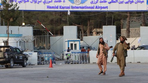 US strikes at Islamic State militants in Kabul as withdrawal nears end - ảnh 1