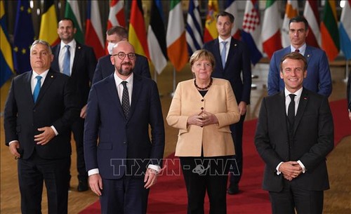 Merkel gets standing ovation at her final EU summit - ảnh 1