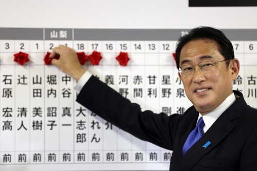 Japan PM Kishida surprises with comfortable election win - ảnh 1