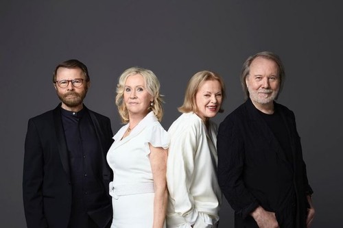 'Super Trouper': ABBA storm UK charts with comeback album - ảnh 1