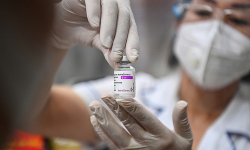 Hanoi shortens interval between two AstraZeneca vaccine jabs - ảnh 1