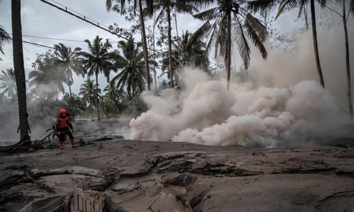 Poor weather hampers search and rescue efforts at Indonesia volcano - ảnh 1