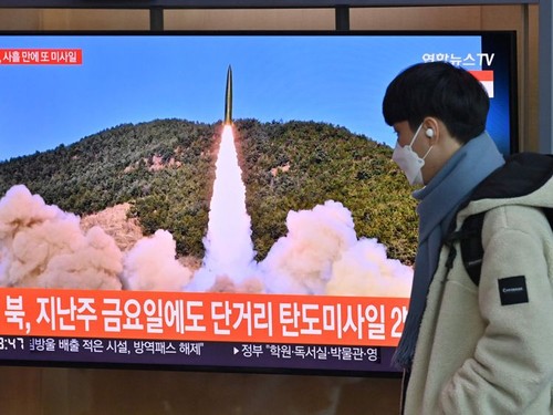 N.Korea fires two ballistic missiles from Pyongyang airport, S.Korea says - ảnh 1