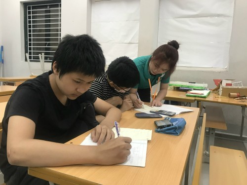 Volunteers provide free summer classes for 9th graders in Hanoi - ảnh 2