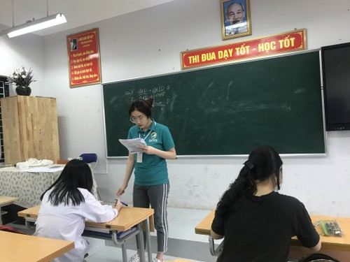 Volunteers provide free summer classes for 9th graders in Hanoi - ảnh 1