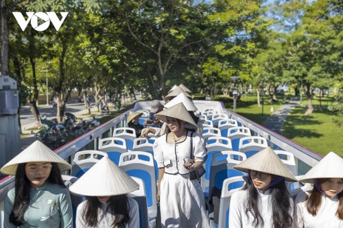 Taking a tour of Hue on double-decker bus - ảnh 3