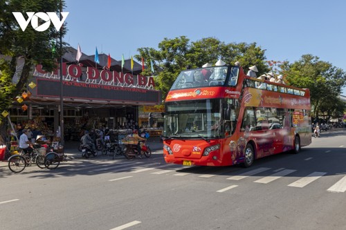 Taking a tour of Hue on double-decker bus - ảnh 6