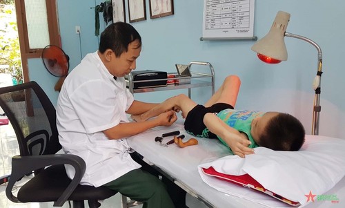 Medical clinics serving military personnel, ordinary people open in Da Nang - ảnh 1