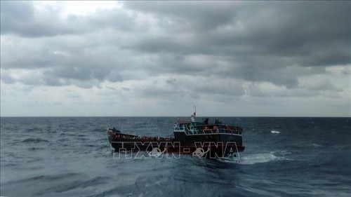 Vietnam rescues 303 Sri Lankan people in distress at sea - ảnh 1