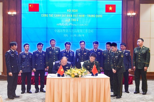 Vietnamese, Chinese coast guards boost cooperation in maritime law enforcement - ảnh 1
