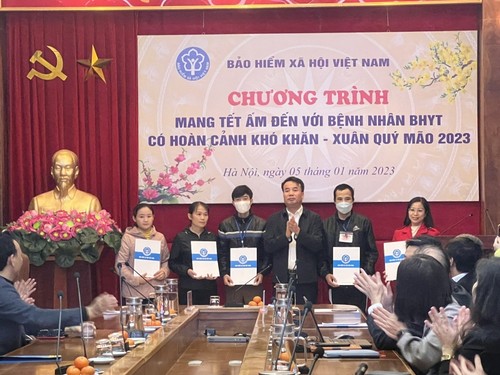 Vietnam Social Security offers Tet gifts to disadvantaged health insurance participants - ảnh 1