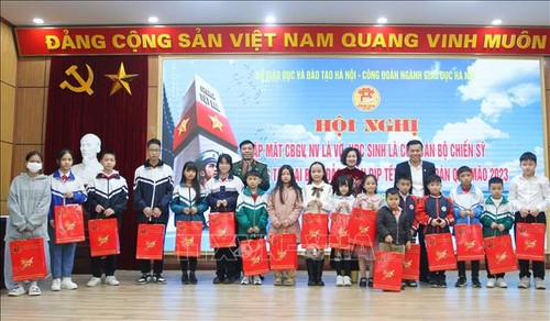 Hanoi education sector meets with relatives of soldiers working in sea and islands  - ảnh 1