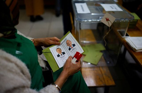 Turkey votes in runoff election, Erdogan positioned to extend rule - ảnh 1