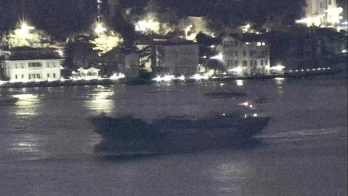Russian warship fires warning shots at cargo ship in Black Sea - ảnh 1