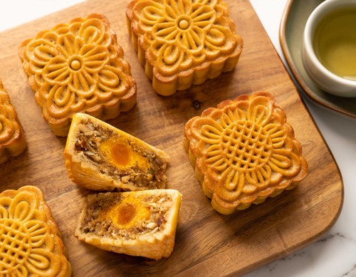 Vietnamese baked Moon cake with mixed nuts filling - ảnh 1