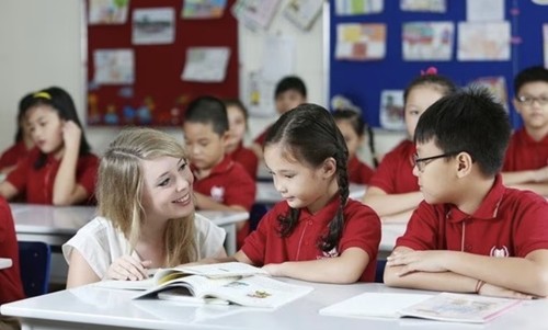 Foreigners teaching English in Vietnam required to get training certificates - ảnh 1