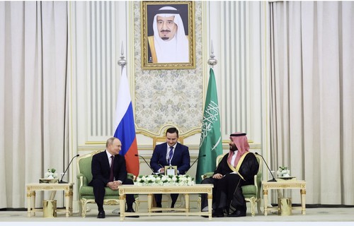 Russia and Saudi Arabia urge all OPEC+ powers to join oil cuts - ảnh 1