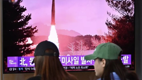 North Korea fires ICBM after condemning US 'war' moves - ảnh 1