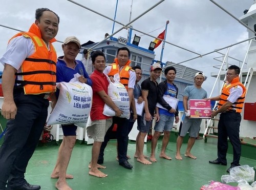 The Navy accompanies fishermen in Truong Sa waters - ảnh 1