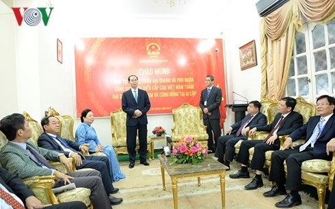 Presiden Tran Dai Quang bertemu dengan pejabat dan staf Kedutaan Besar Vietnam di Mesir - ảnh 1