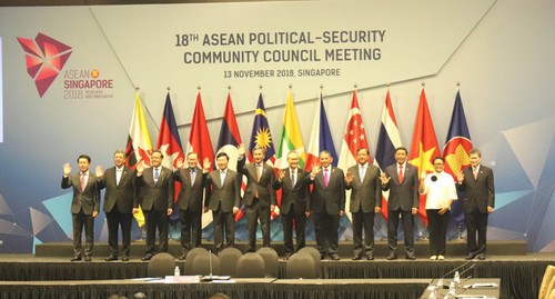 Deputi PM Pemerintah, Menlu Vietnam, Pham Binh Minh menghadiri konferensi-konferensi APSC dan ACC - ảnh 1