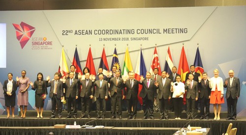Deputi PM Pemerintah, Menlu Vietnam, Pham Binh Minh menghadiri konferensi-konferensi APSC dan ACC - ảnh 2