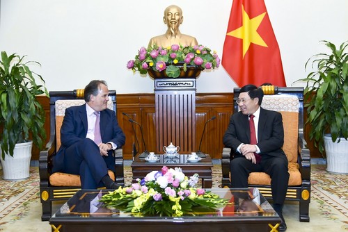 Deputi PM, Menlu Vietnam, Pham Binh Minh menerima Sekretaris Negara Kemlu Britania Raya dan Irlandia Utara - ảnh 1