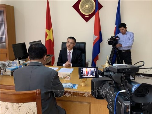 Televisi Kamboja melakukan wawancara tersendiri kepada Dubes Viet Nam tentang kunjungan Sekjen, Presiden Viet Nam, Nguyen Phu Trong di Kamboja - ảnh 1