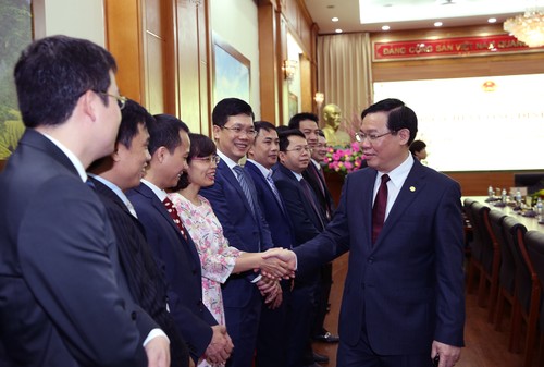 Deputi PM Vuong Dinh Hue: Memberikan prioritas kepada investor asing tetapi juga harus menjamin sumber pemasukan APBN - ảnh 1