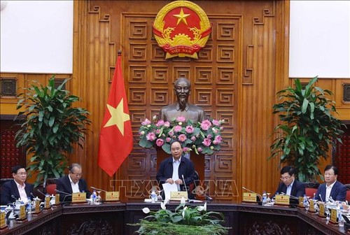 PM Nguyen Xuan Phuc memimpin sidang membahas solusi mendorong produksi dan bisnis - ảnh 1