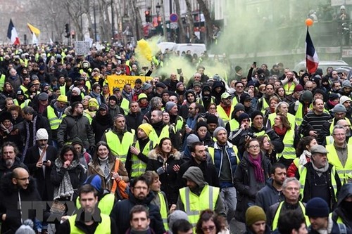 Perancis mengerahkan serdadu untuk membela basis-basis publik menghadapi demonstrasi-demonstrasi kekuatan “rompi kuning” - ảnh 1