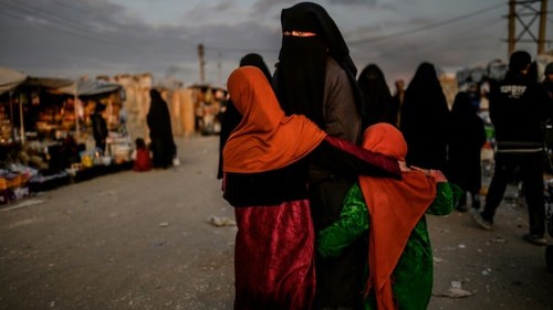 Ribuan kerabat para militan IS sedang mengungsi di Timur Laut - ảnh 1