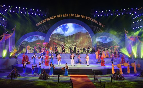 “Simfoni multi-warna” menyambut Hari Kebudayaan Etnis-Etnis Viet Nam tahun 2019 - ảnh 1