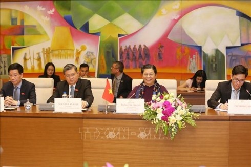 Wakil Harian ketua MN Vietnam, Tong Thi Phong melakukan pembicaraan dengan Wakil Ketua Parlemen Laos - ảnh 1