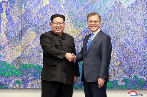 Pesan yang berbeda dua bagian negeri Korea sehubungan dengan peringatan satu tahun  penyelenggaraan  pertemuan puncak - ảnh 1