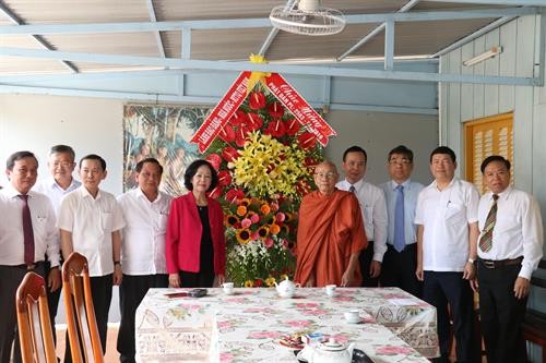 Kepala Departemen Penggerakan Massa Rakyat KS PKV, Truong Thi Mai melakukan kunjungan dan mengucapkan selamat kepada Upacara Waisak di Kota Can Tho - ảnh 1