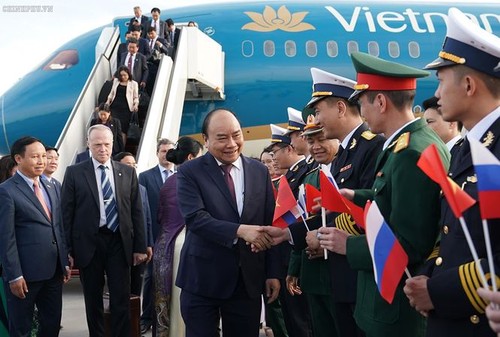 PM Vietnam, Nguyen Xuan Phuc tiba di Saint Petersburg, memulai kunjungan resmi di Federasi Rusia - ảnh 1