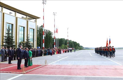 PM Vietnam, Nguyen Xuan Phuc tiba di Moskow, meneruskan program kunjungan resmi di Federasi Rusia - ảnh 1