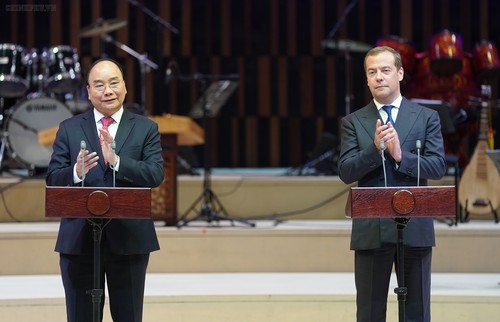 PM Vietnam, Nguyen Xuan Phuc dan PM Rusia, Dmitry Medvedev menghadiri upacara pembukaan Tahun Silang Vietnam – Rusia - ảnh 1