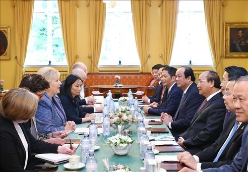 PM Nguyen Xuan Phuc melakukan pembicaraan dengan PM Norwegia - ảnh 1
