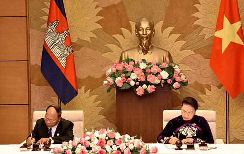 Pembicaraan antara Ketua Parlemen dua negara Vietnam dan Kamboja - ảnh 1